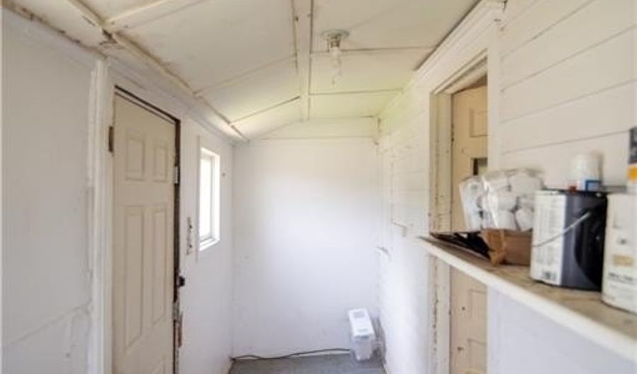713 N 13 St, Atchison, KS 66002 - 2 Beds, 1 Bath