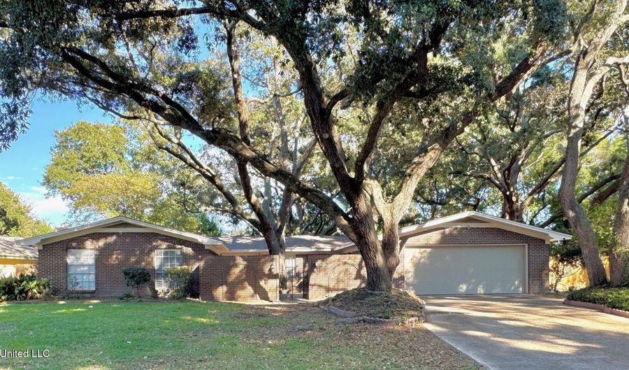 304 Fairview Dr, Biloxi, MS 39531 - 5 Beds, 4 Bath
