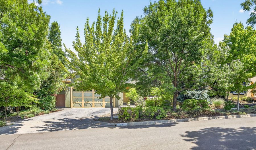 662 Vansant St, Ashland, OR 97520 - 3 Beds, 3 Bath