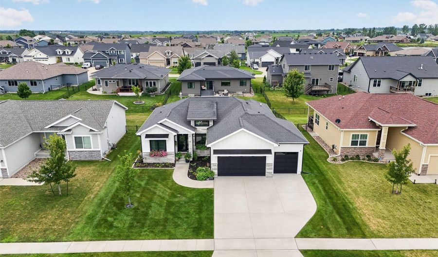 218 31st St SE, Altoona, IA 50009 - 5 Beds, 3 Bath