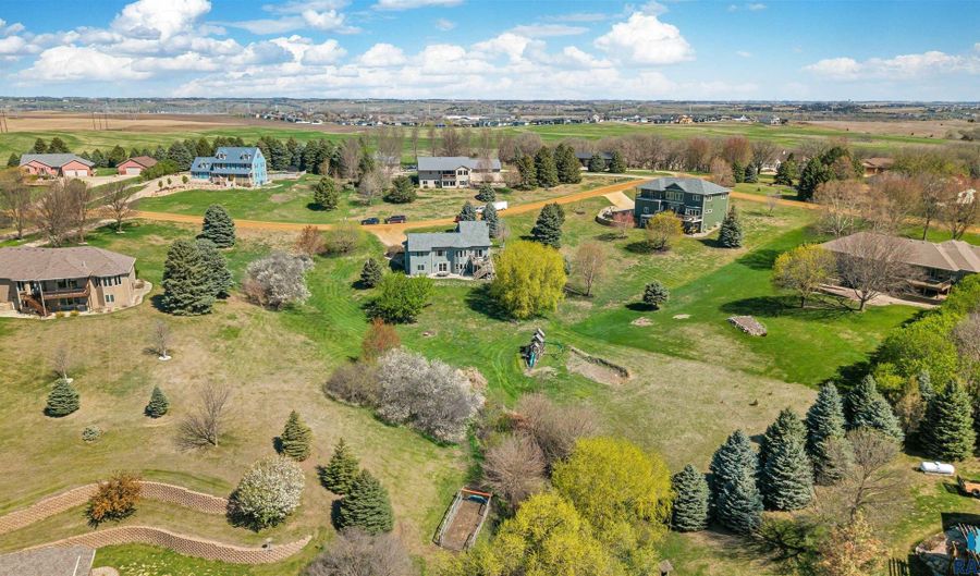 8409 Sunset Cir, Brandon, SD 57005 - 4 Beds, 3 Bath