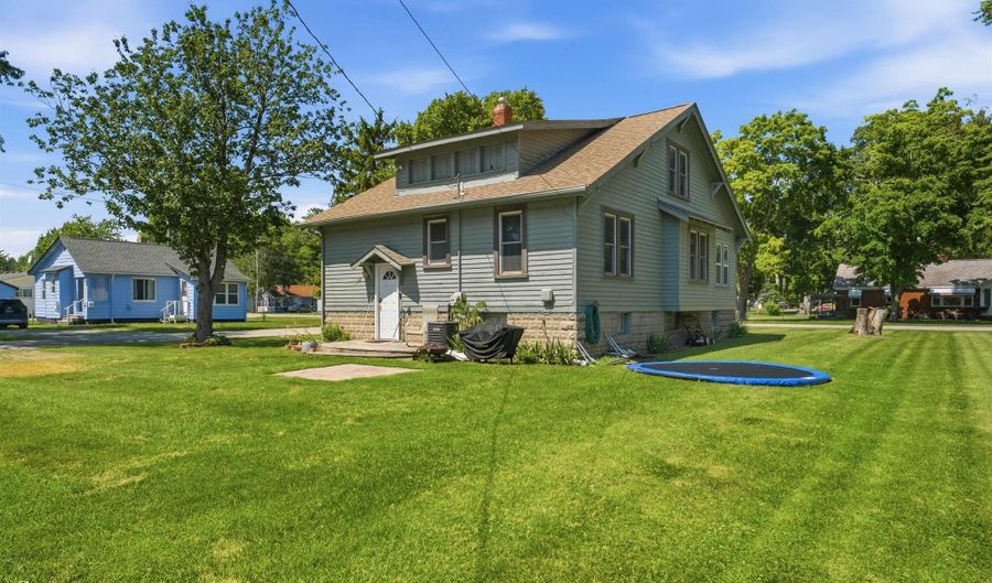 729 Smith St, Algonac, MI 48001 - 3 Beds, 1 Bath