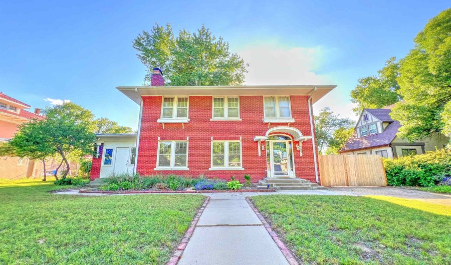 909 N 2nd St, Arkansas City, KS 67005 - 3 Beds, 2 Bath