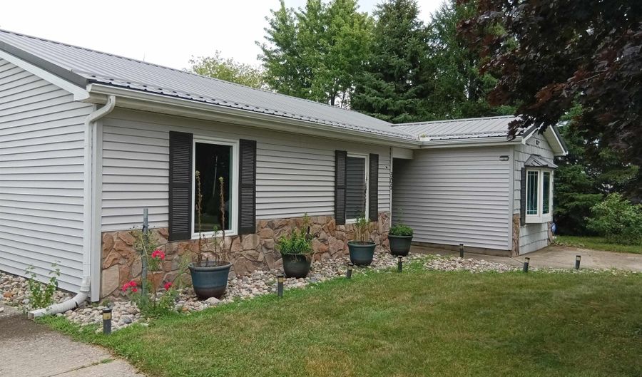 305 Chapel Ln, Ashley, IN 46705 - 3 Beds, 1 Bath