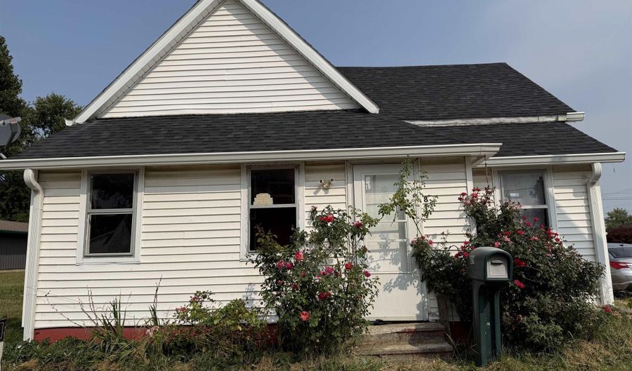 819 S Main St, Bicknell, IN 47512 - 2 Beds, 2 Bath