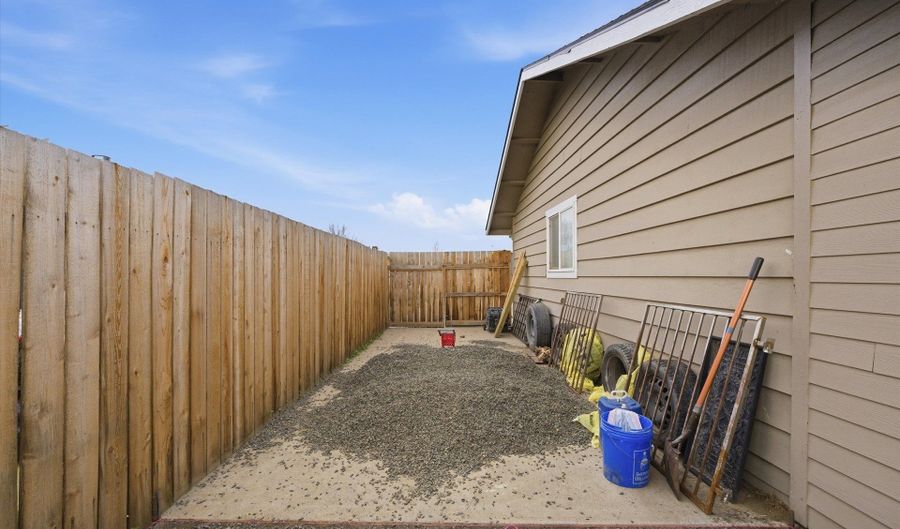 805 SW MT ADAMS Ave, Boardman, OR 97818 - 5 Beds, 2 Bath