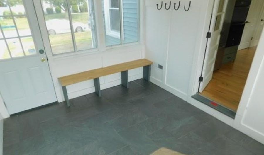 41 Woodcrest Dr, East Providence, RI 02915 - 4 Beds, 2 Bath