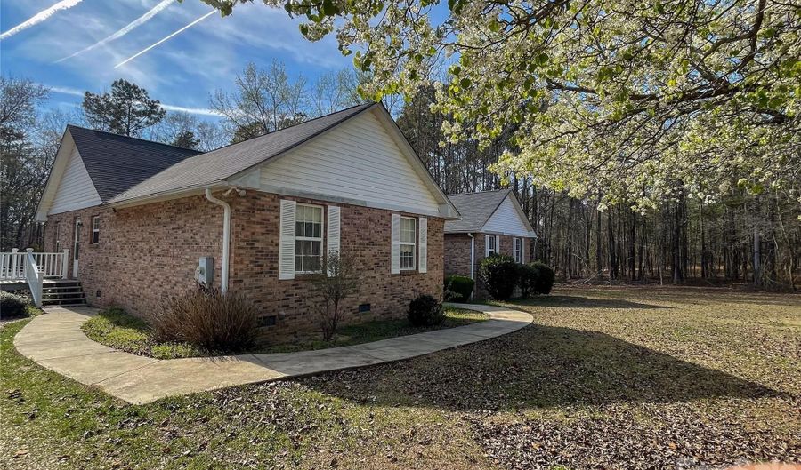 3271 Ebenezer Church Rd, Camden, SC 29020 - 5 Beds, 3 Bath