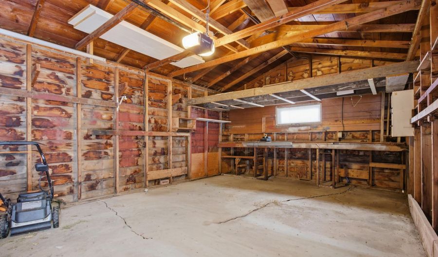 704 S Harrison St, Aberdeen, SD 57401 - 4 Beds, 2 Bath