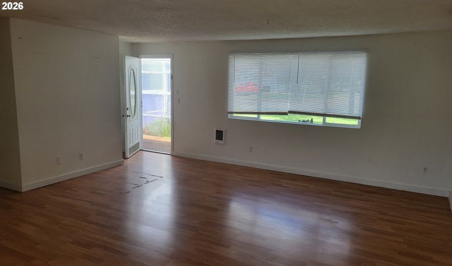 945 N 4TH St, Aumsville, OR 97325 - 3 Beds, 1 Bath