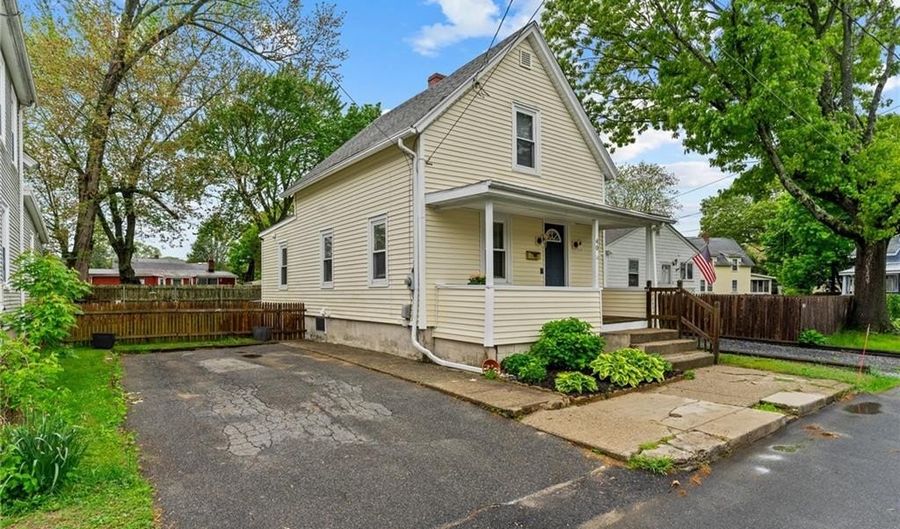 40 Glen St, East Providence, RI 02915 - 2 Beds, 1 Bath