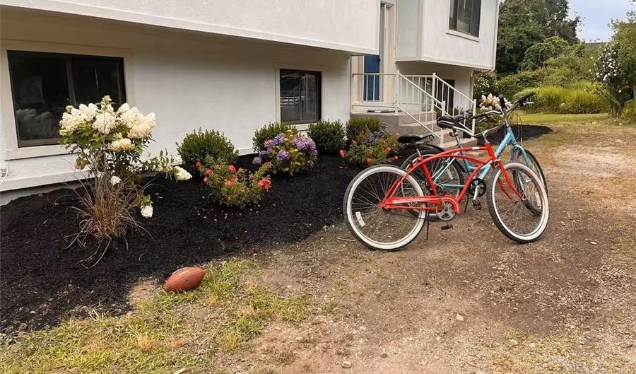 16 Pleasant View Dr, Little Compton, RI 02837 - 2 Beds, 2 Bath