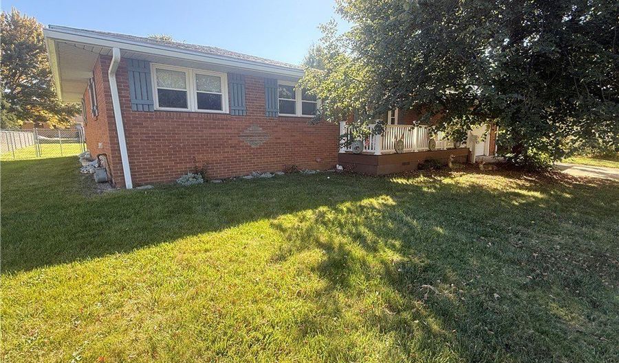 2493 Frostwood Dr, Austintown, OH 44515 - 3 Beds, 3 Bath