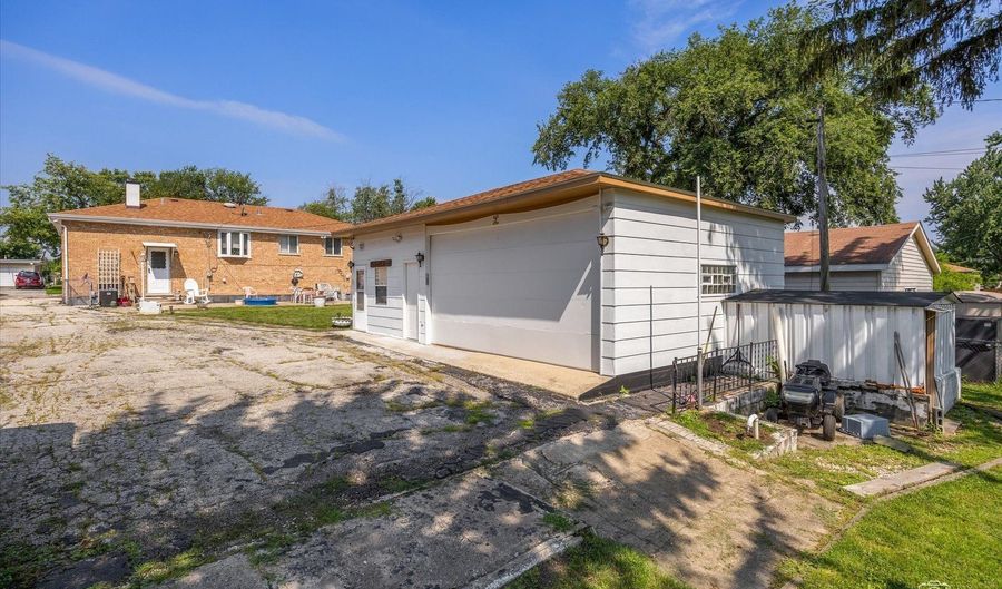 523 S Clarendon Ave, Addison, IL 60101 - 3 Beds, 2 Bath