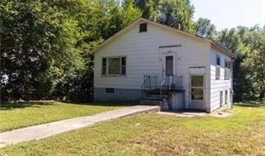 1024 Mound St, Atchison, KS 66002 - 2 Beds, 2 Bath