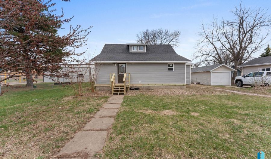 307 W Oak St, Beresford, SD 57004 - 3 Beds, 1 Bath
