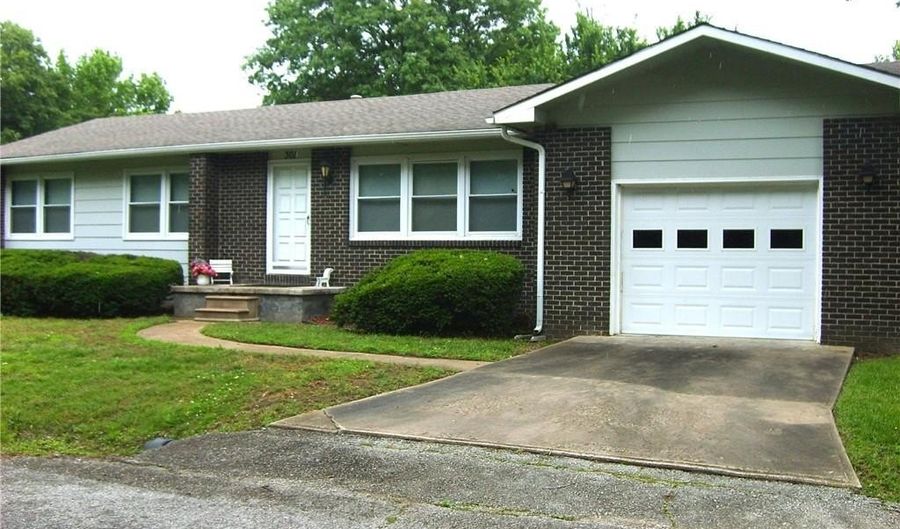 301 S 3rd St, Arma, KS 66712 - 3 Beds, 2 Bath