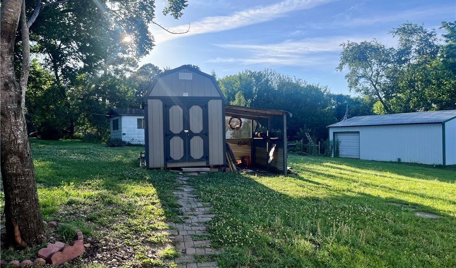 1421 Hendrix St, Altus, AR 72821 - 2 Beds, 2 Bath