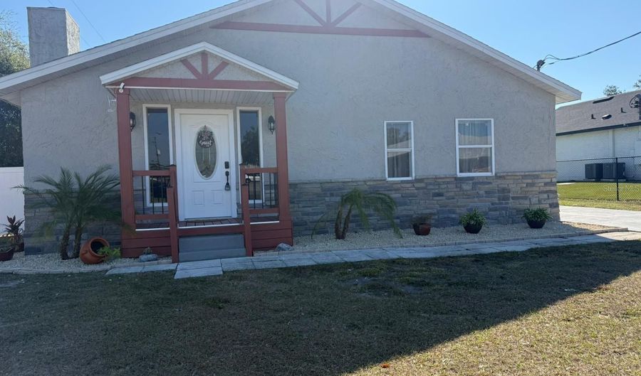 208 CENTER St, Auburndale, FL 33823 - 3 Beds, 2 Bath