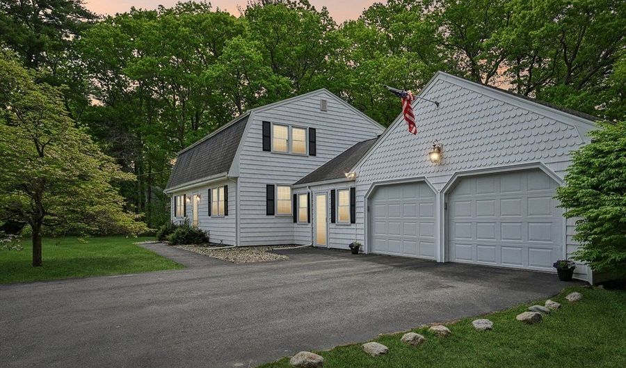 7 Farrwood Dr, Andover, MA 01810 - 4 Beds, 3 Bath