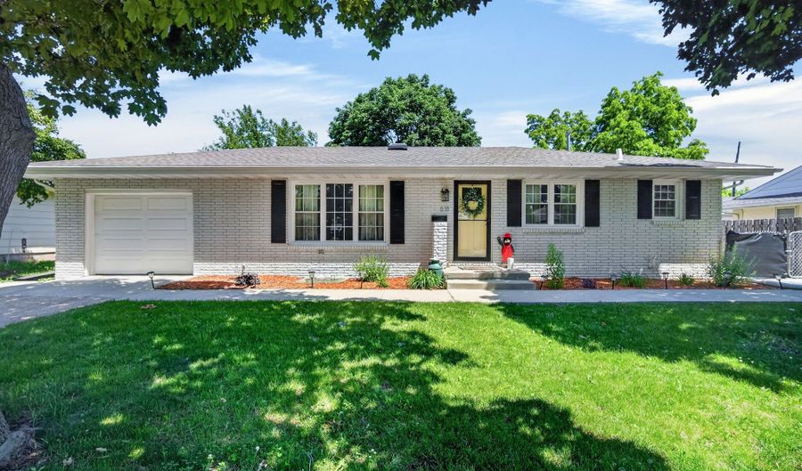618 SE Lawrence Dr, Ankeny, IA 50021 - 4 Beds, 2 Bath