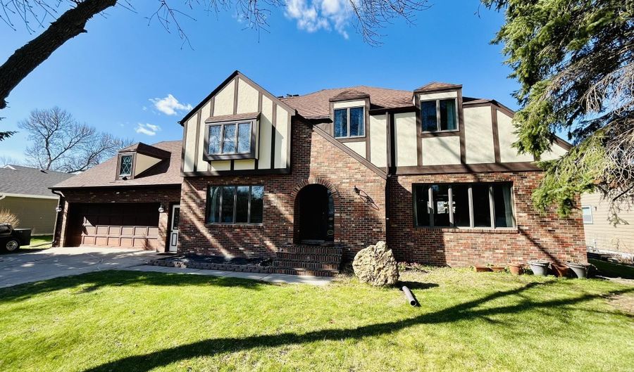 407 NE 17th Ave, Aberdeen, SD 57401 - 5 Beds, 4 Bath