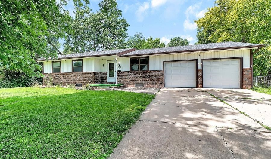 6222 Danbury St, Bel Aire, KS 67220 - 3 Beds, 2 Bath