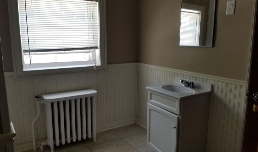 683 AVENUE E 2, Bayonne, NJ 07002 - 1 Beds, 1 Bath