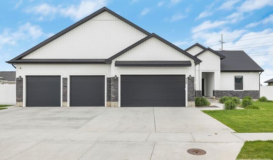 928 N Greenwillow Ln, Ammon, ID 83401 - 6 Beds, 3 Bath