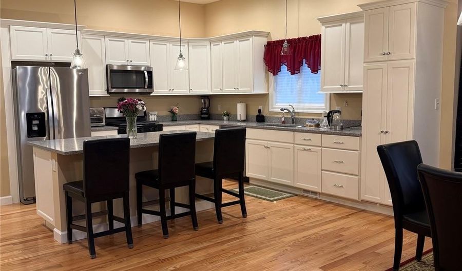 10 Juniper Pl 10, Bohemia, NY 11716 - 2 Beds, 2 Bath