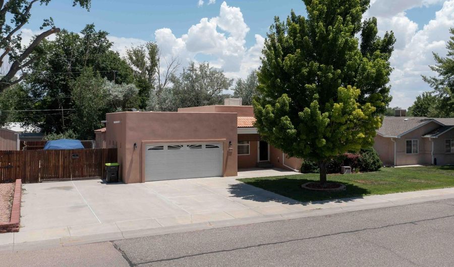 1012 VALLEY VIEW Dr, Bloomfield, NM 87413 - 3 Beds, 2 Bath