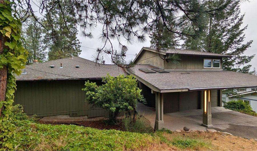 1105 Ivy Ln, Ashland, OR 97520 - 5 Beds, 3 Bath