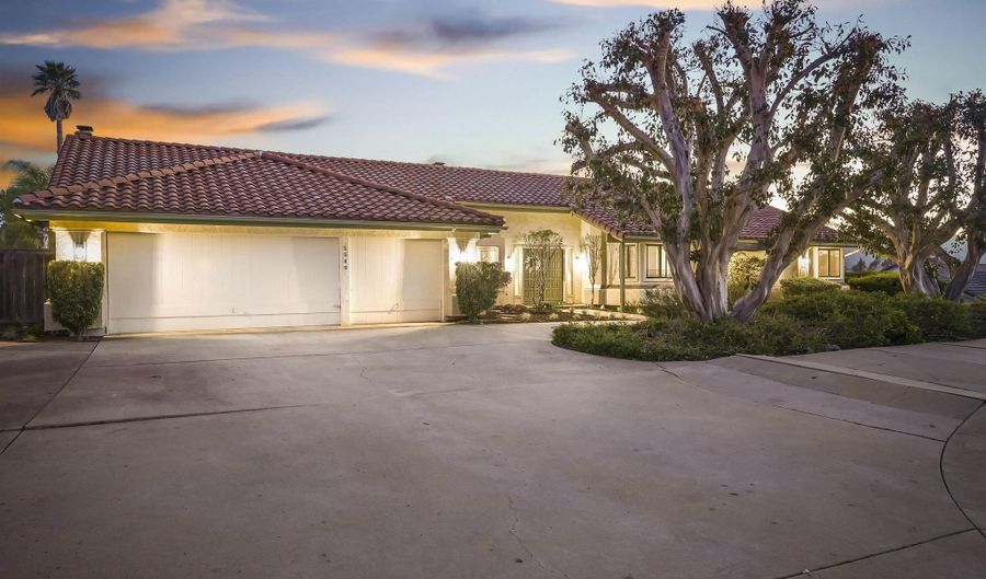 1549 Ventana Dr, Escondido, CA 92029 - 4 Beds, 5 Bath