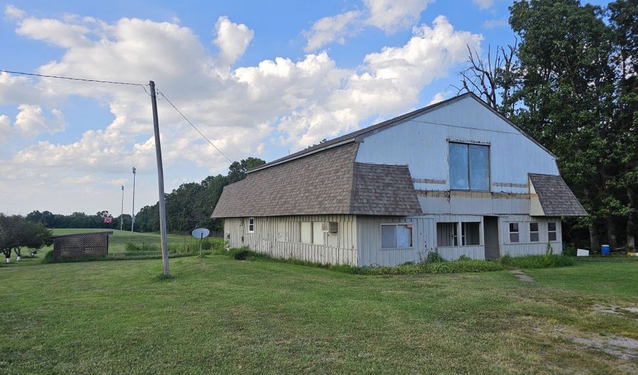 15 W Prospect St, Aurora, MO 65605 - 4 Beds, 3 Bath