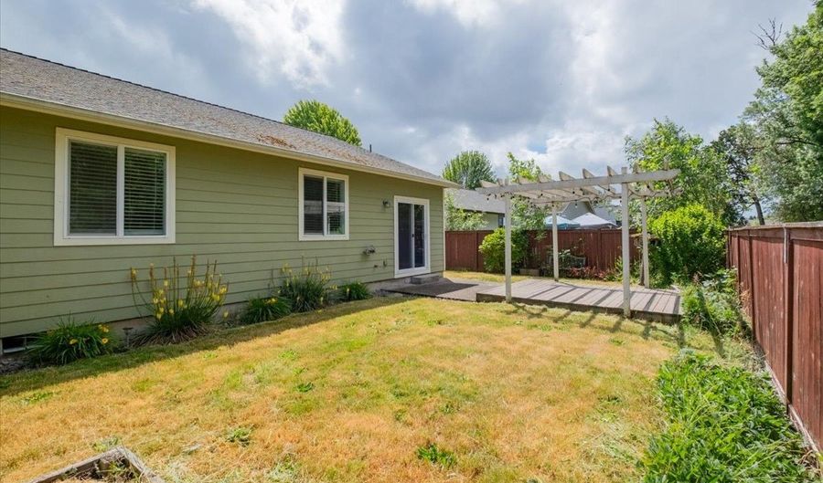900 TRINITY St, Albany, OR 97322 - 3 Beds, 2 Bath