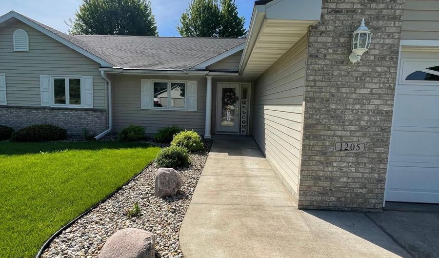 1205 26th St SW, Austin, MN 55912 - 3 Beds, 3 Bath