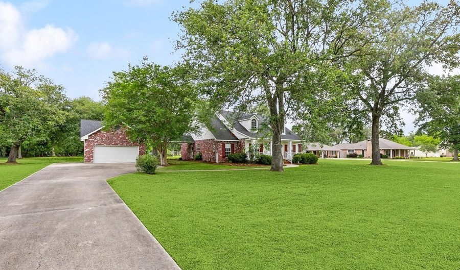 186 Sarah Victoria Dr, Belle Chasse, LA 70037 - 3 Beds, 2 Bath
