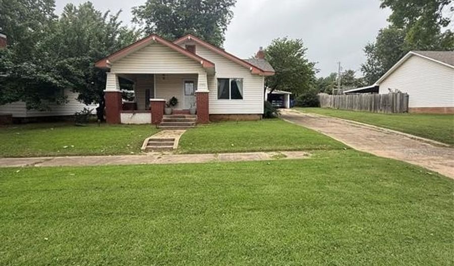 1522 S 9th St, Chickasha, OK 73018 - 3 Beds, 2 Bath