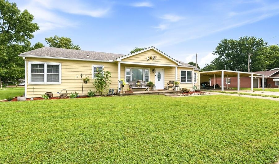 224 W Poplar, Arkansas City, KS 67005 - 4 Beds, 1 Bath