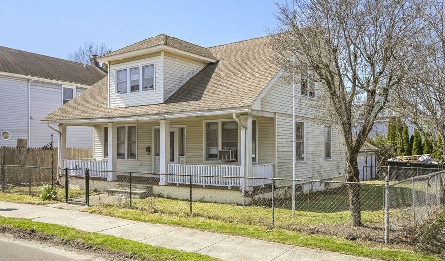 533 Wayne St, Bridgeport, CT 06606 - 3 Beds, 2 Bath