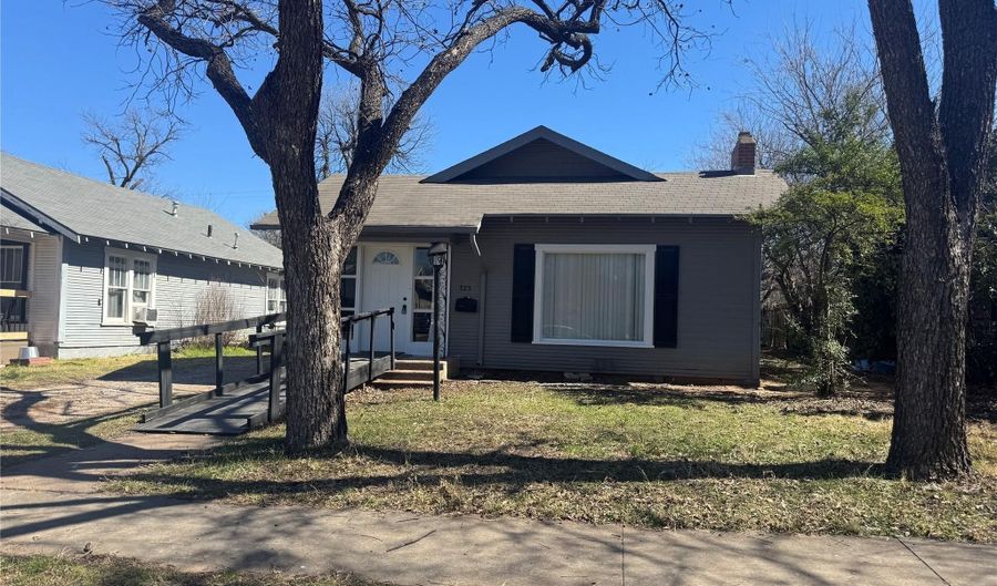 725 Peach St, Abilene, TX 79602 - 3 Beds, 2 Bath