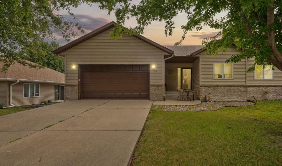 712 W Main St, Arlington, MN 55307 - 3 Beds, 3 Bath
