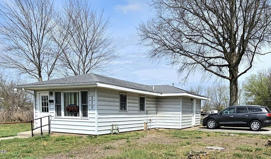 310 W 19th St, Baxter Springs, KS 66713 - 1 Beds, 1 Bath