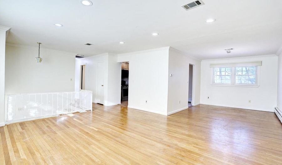 12 Van Gogh Ln, Airmont, NY 10901 - 4 Beds, 3 Bath