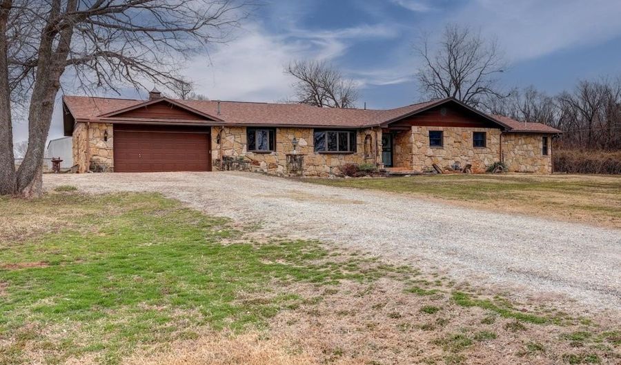 31778 53rd Rd, Arkansas City, KS 67005 - 3 Beds, 3 Bath