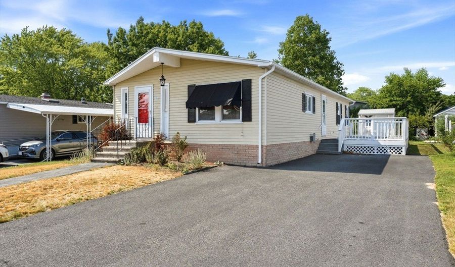 3 Queens Rd 211, Attleboro, MA 02703 - 2 Beds, 2 Bath