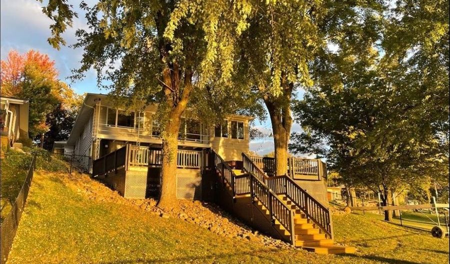 529 W Park Ln, Albert Lea, MN 56007 - 4 Beds, 3 Bath