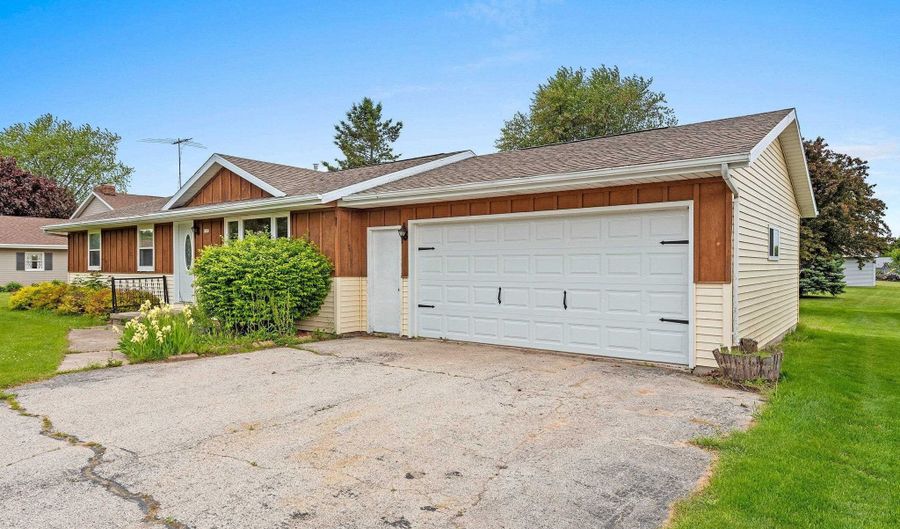 1517 NAVARINO St, Algoma, WI 54201 - 3 Beds, 2 Bath