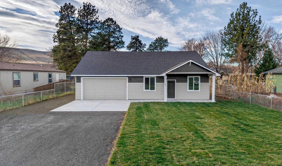 307 6th St, Benton City, WA 99320 - 3 Beds, 2 Bath