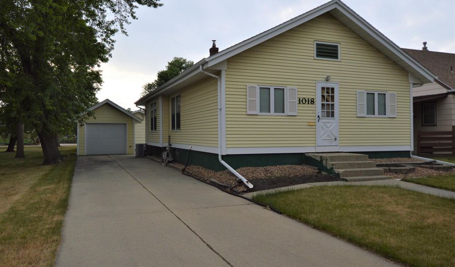 1018 S 2nd St, Aberdeen, SD 57401 2 Beds, 2 Baths, Single Family